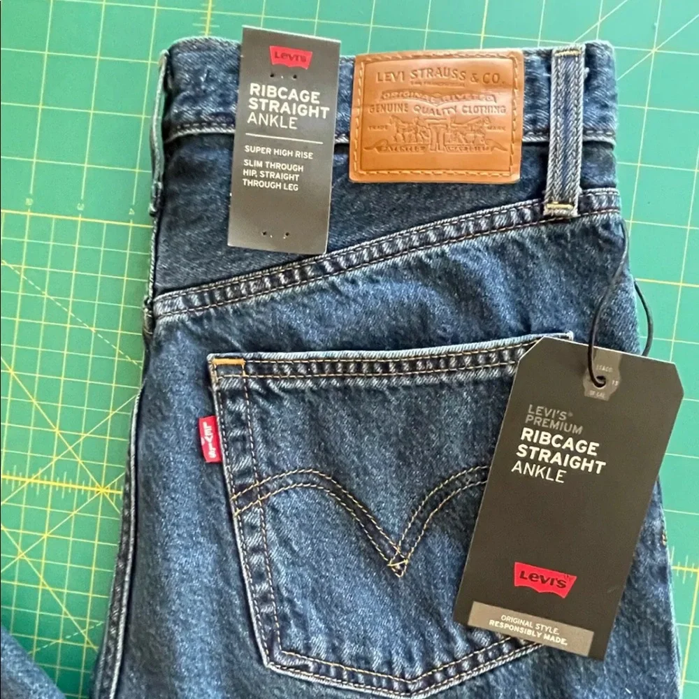 Levi’s Ribcage Straight Jeans - Picture 6 of 11